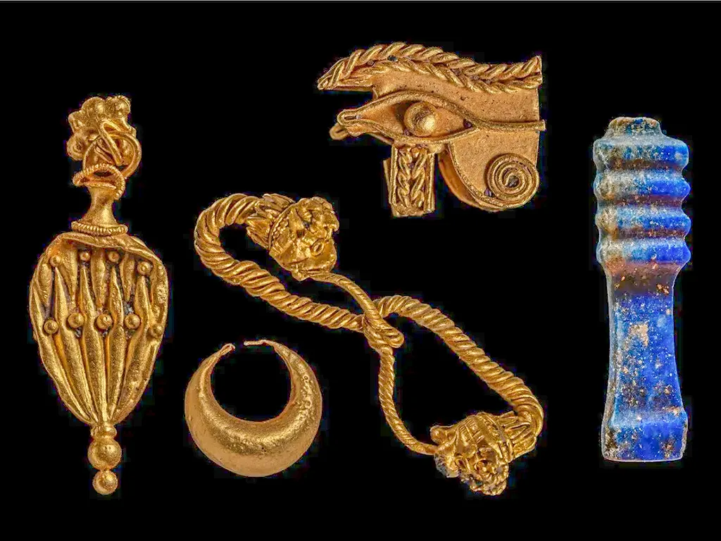 The Greek Emporium of Thonis-Heracleion 8th c BC - 8th c AD - Gold jewellery and alabaster jar